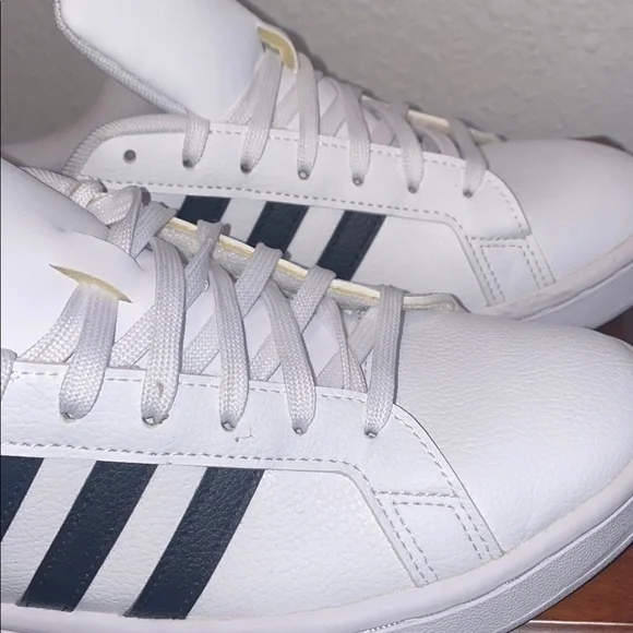Adidas Classic White Shoes with Black Accents - Picture 10 of 12